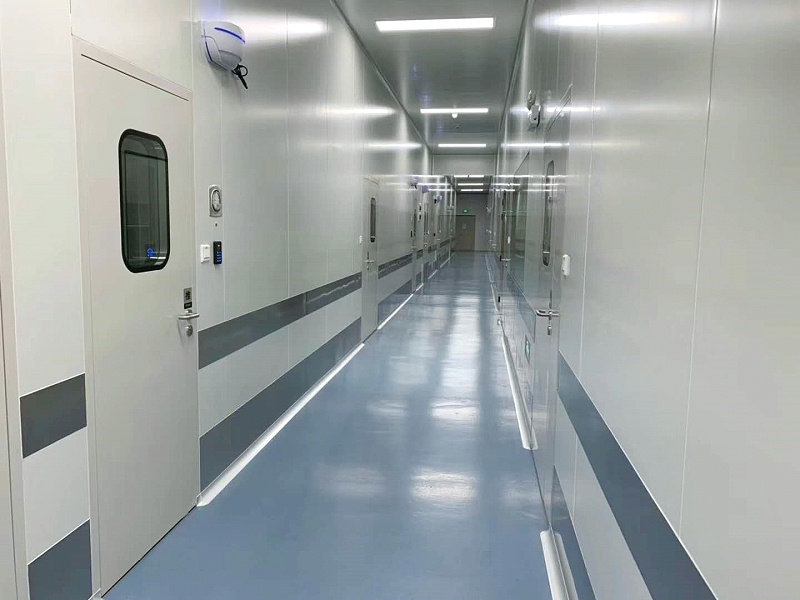 無塵車間建設(shè)使用鋼質(zhì)潔凈門有哪些好處